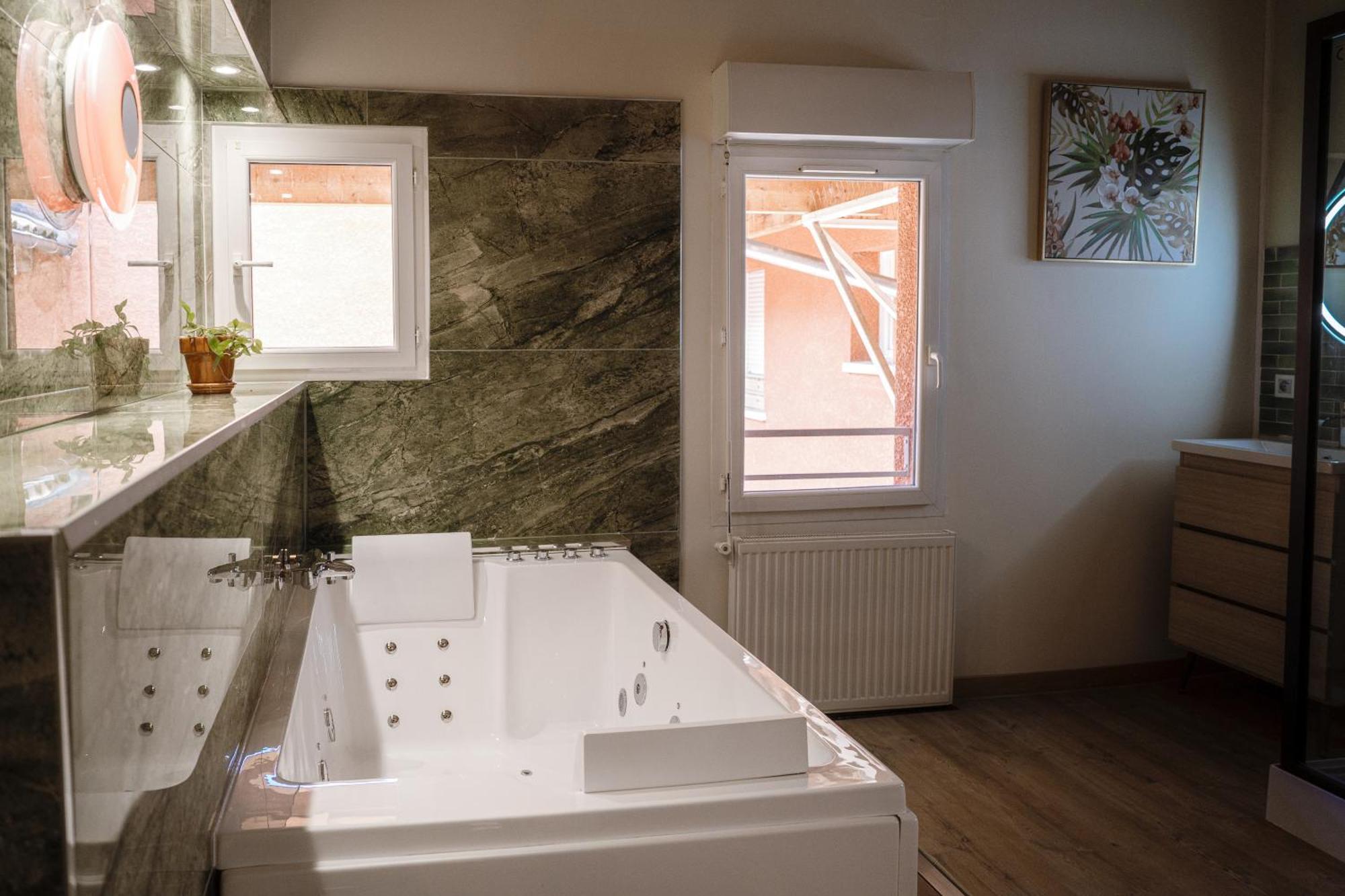 Appart Hotel Le 8 La Suite & Spa - Parking Gratuit - Mâcon Екстериор снимка